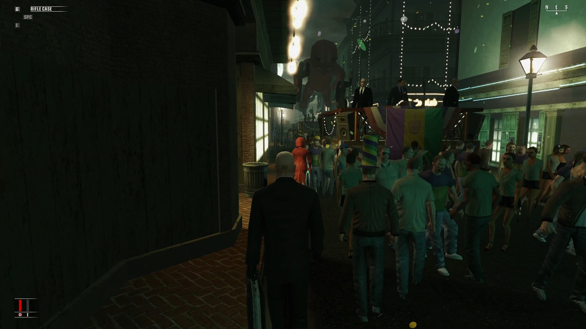 47 verfolgt einen roten Vogel durch eine riesige Menge an Menschen während einer Parade.