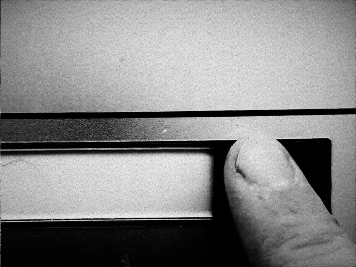 Eine real gefilmte Nahaufnahme, wie eine Klingel bedient wird.